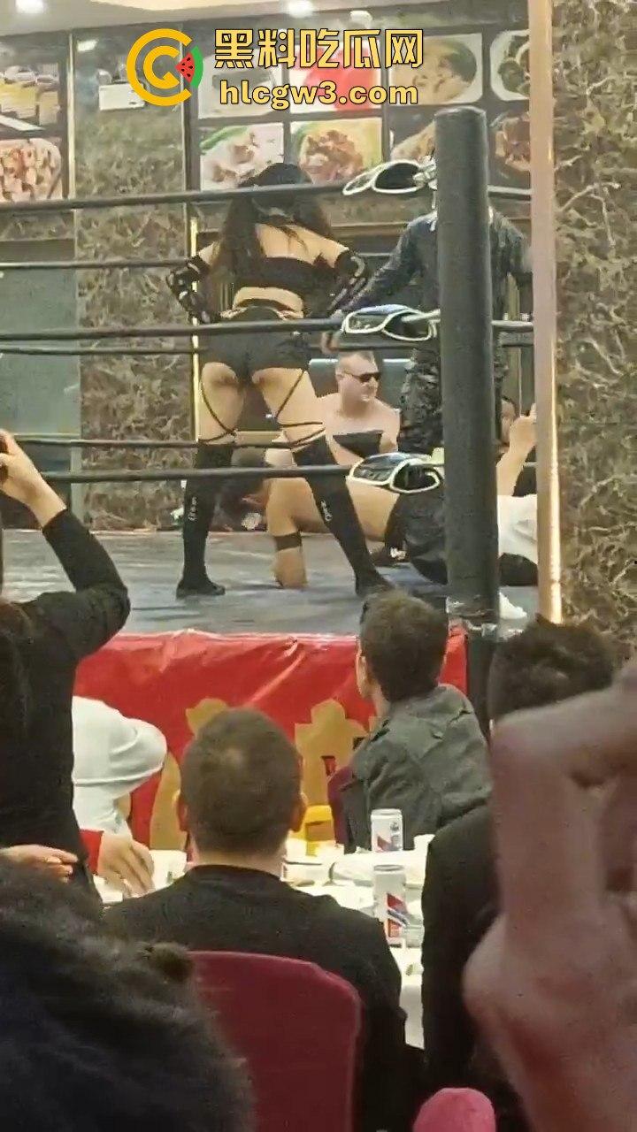 餐饮业卷到离谱江门邑尚酒店上演真实版WWE，边吃早茶边看人摔跤，这画风绝对新鲜  第6张