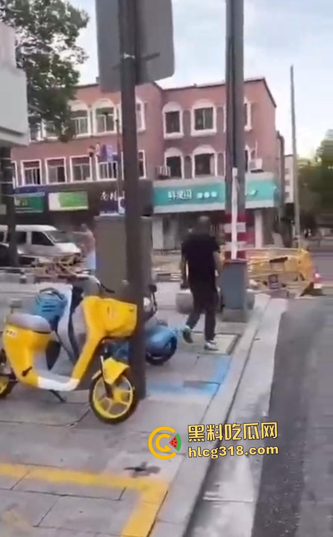 嘉兴斜西街安乐路口四人无故暴打路人！菜刀镰刀梯子狂殴，受害者倒地不起！  第1张