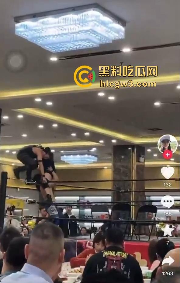 餐饮业卷到离谱江门邑尚酒店上演真实版WWE，边吃早茶边看人摔跤，这画风绝对新鲜  第7张