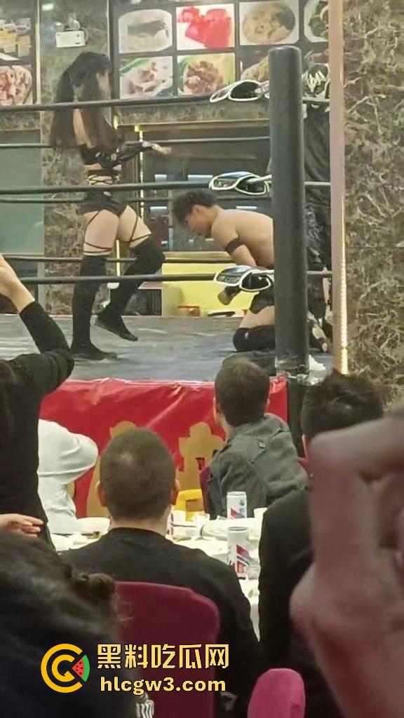 餐饮业卷到离谱江门邑尚酒店上演真实版WWE，边吃早茶边看人摔跤，这画风绝对新鲜  第8张