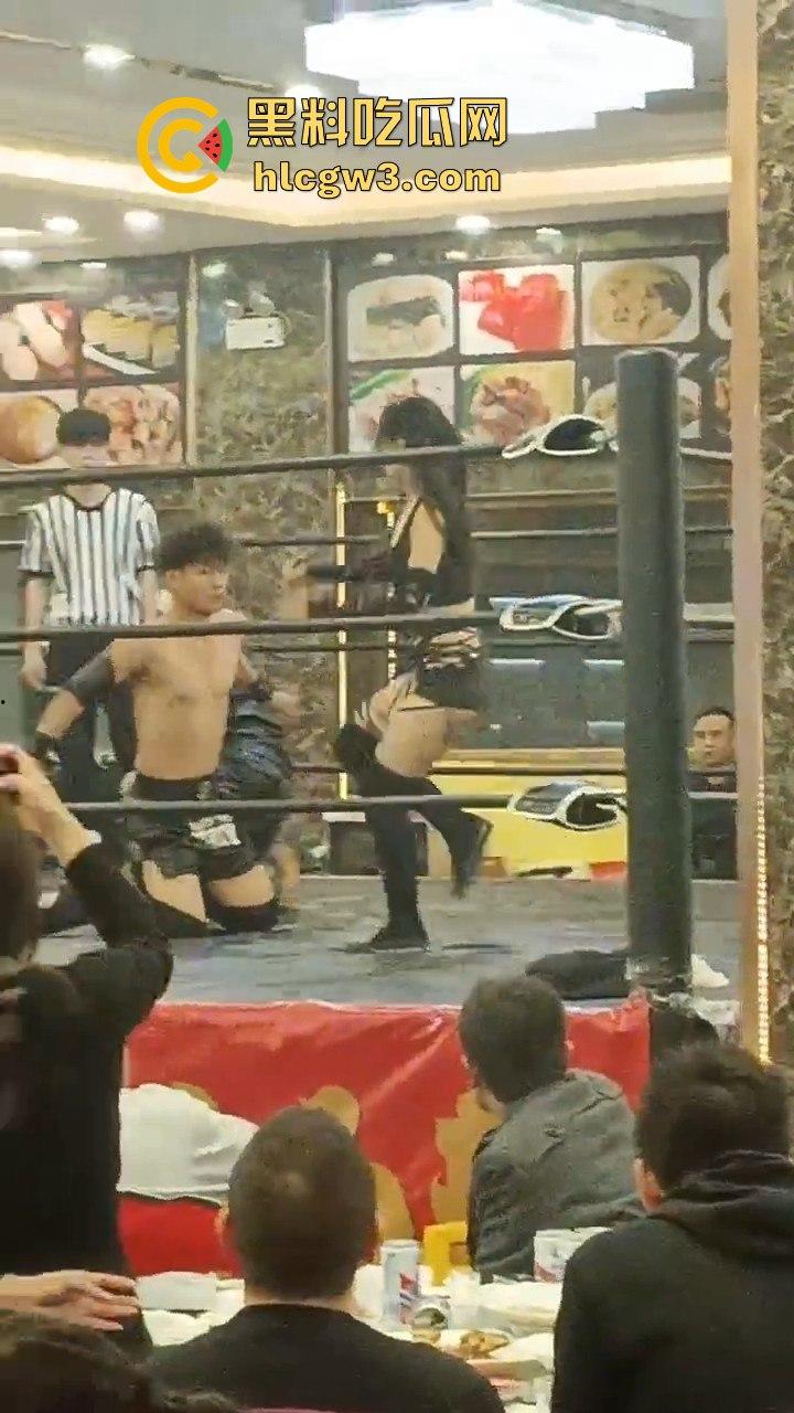 餐饮业卷到离谱江门邑尚酒店上演真实版WWE，边吃早茶边看人摔跤，这画风绝对新鲜  第9张