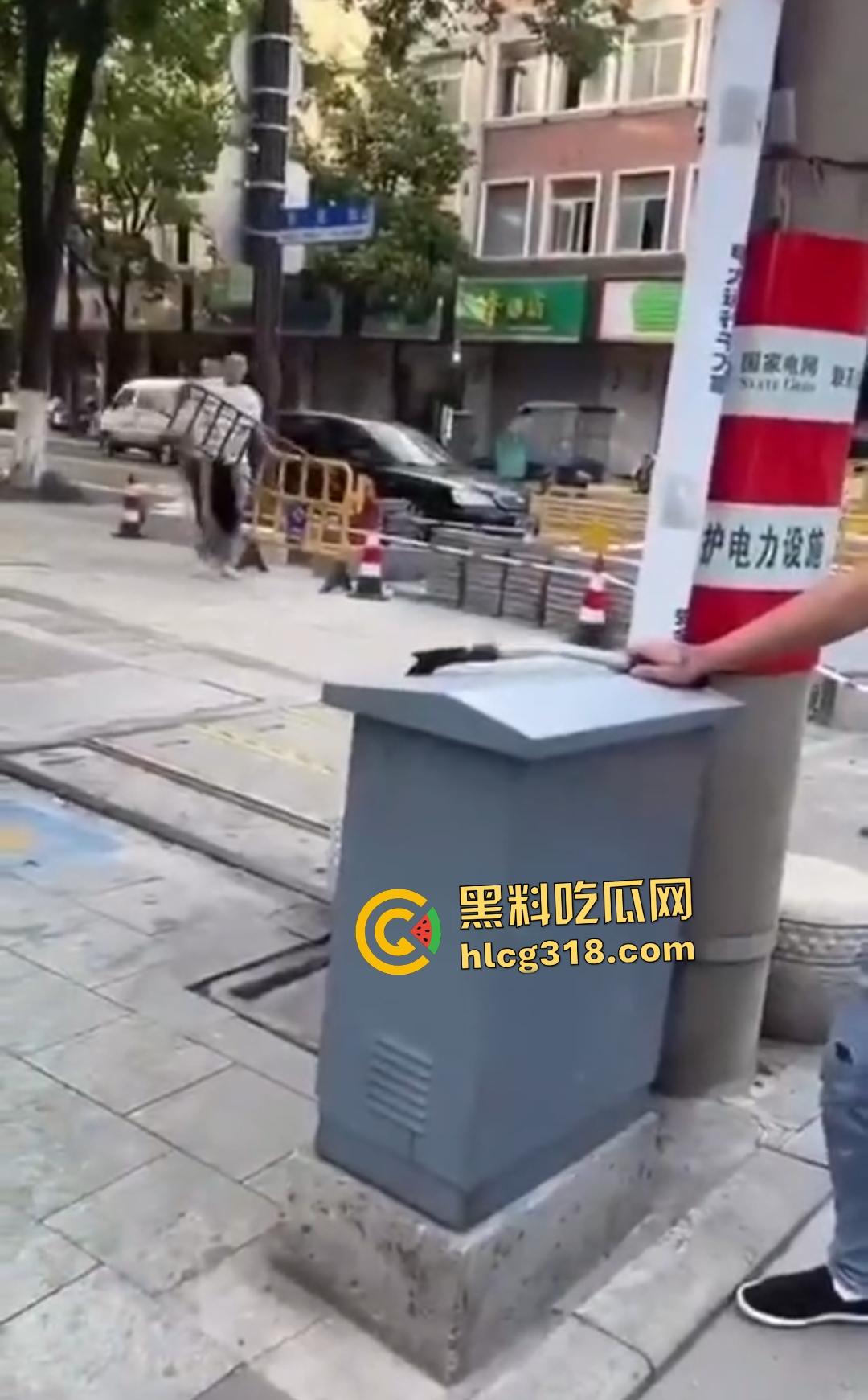 嘉兴斜西街安乐路口四人无故暴打路人！菜刀镰刀梯子狂殴，受害者倒地不起！  第2张