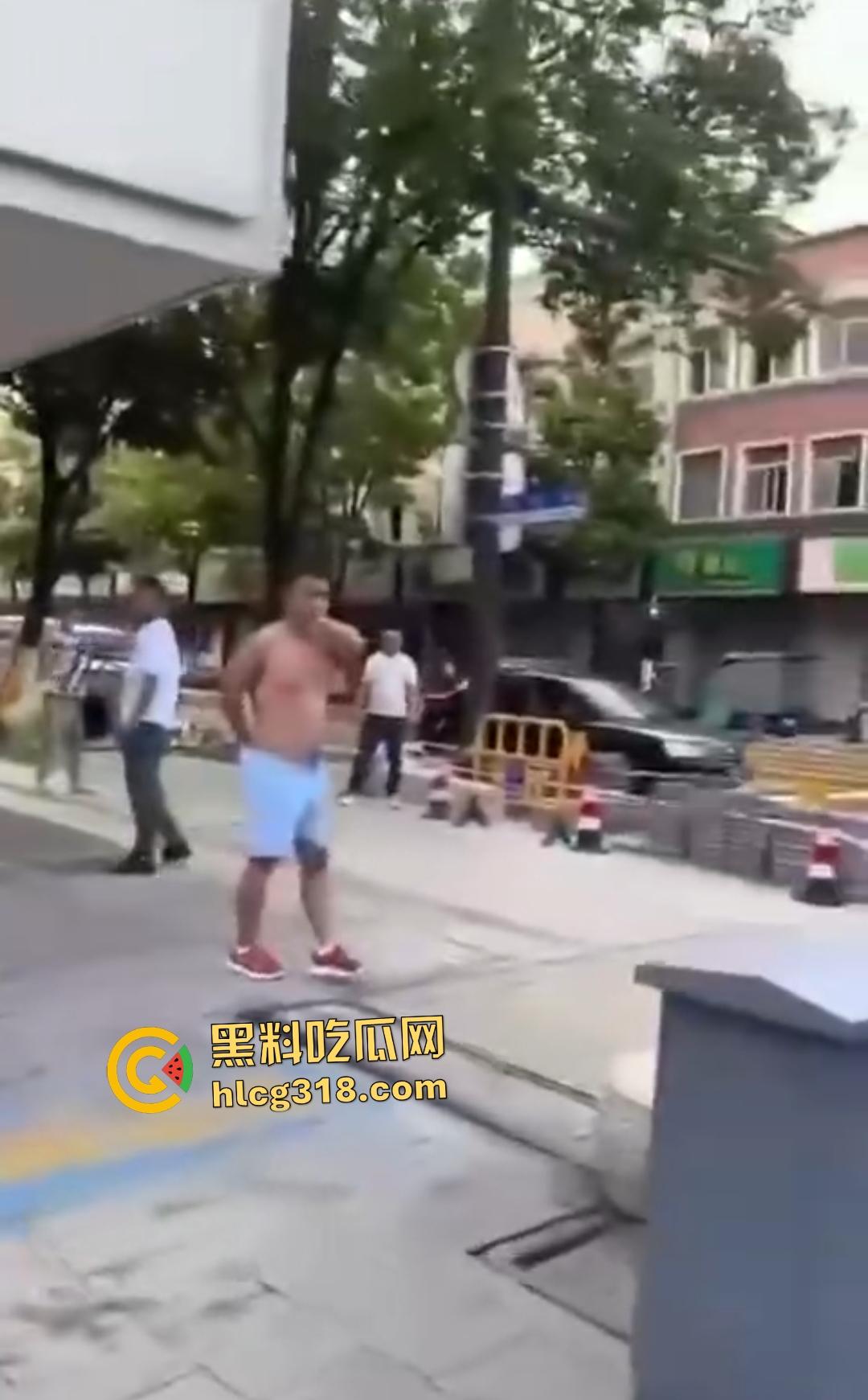 嘉兴斜西街安乐路口四人无故暴打路人！菜刀镰刀梯子狂殴，受害者倒地不起！  第3张