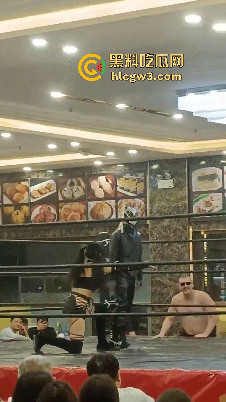 餐饮业卷到离谱江门邑尚酒店上演真实版WWE，边吃早茶边看人摔跤，这画风绝对新鲜  第11张
