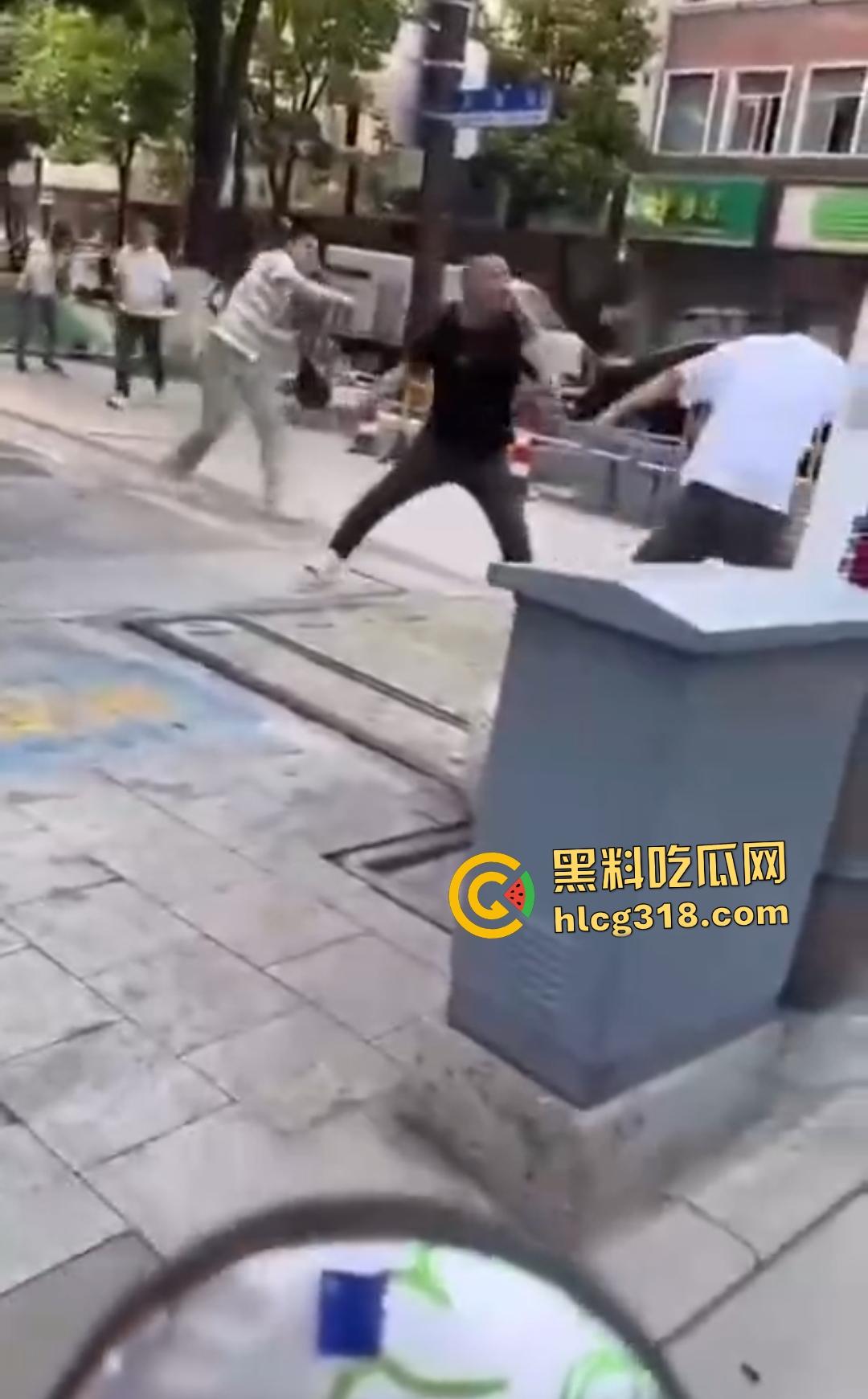 嘉兴斜西街安乐路口四人无故暴打路人！菜刀镰刀梯子狂殴，受害者倒地不起！  第4张