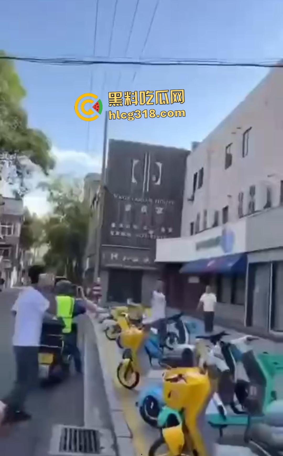 嘉兴斜西街安乐路口四人无故暴打路人！菜刀镰刀梯子狂殴，受害者倒地不起！  第5张