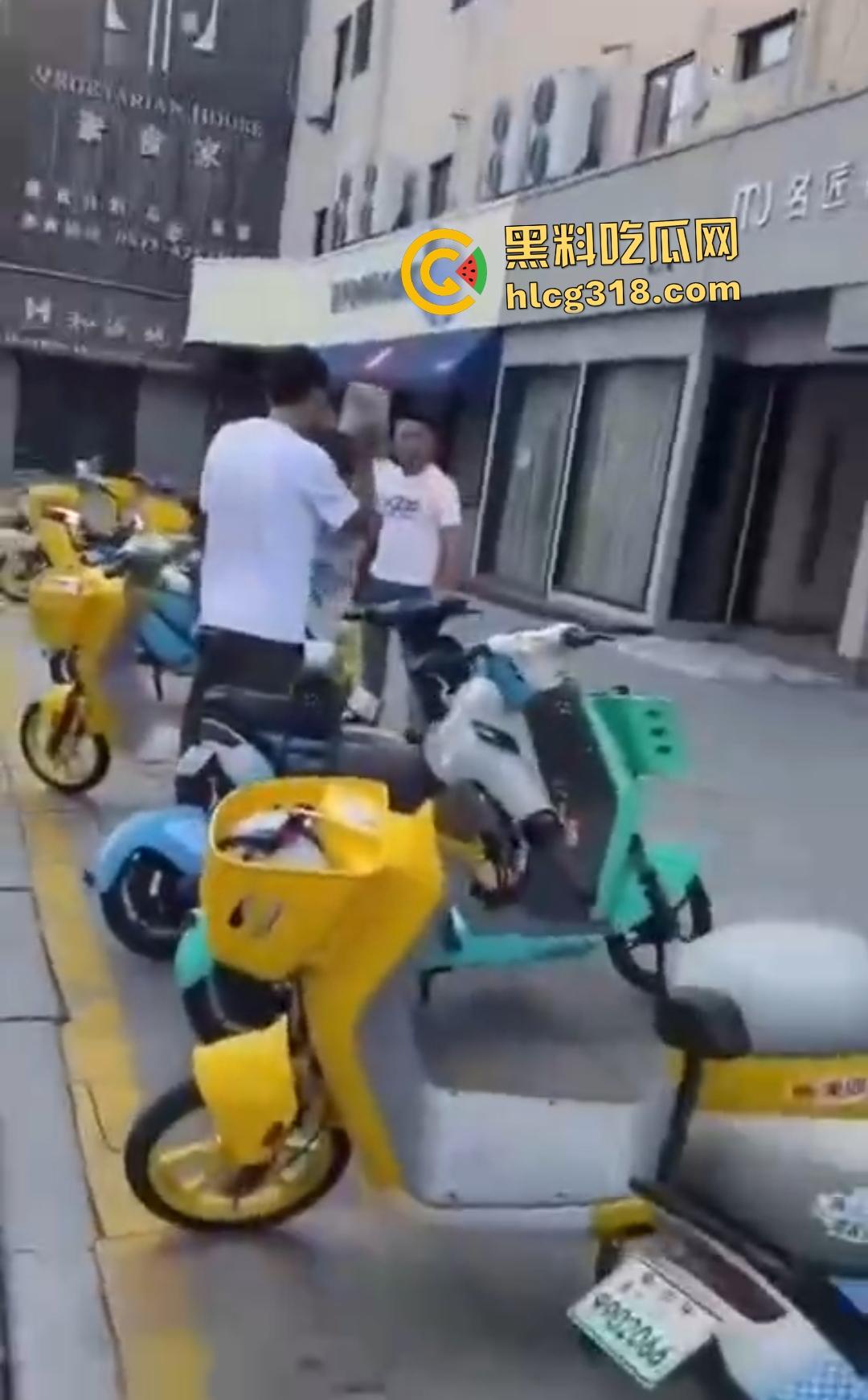 嘉兴斜西街安乐路口四人无故暴打路人！菜刀镰刀梯子狂殴，受害者倒地不起！  第6张