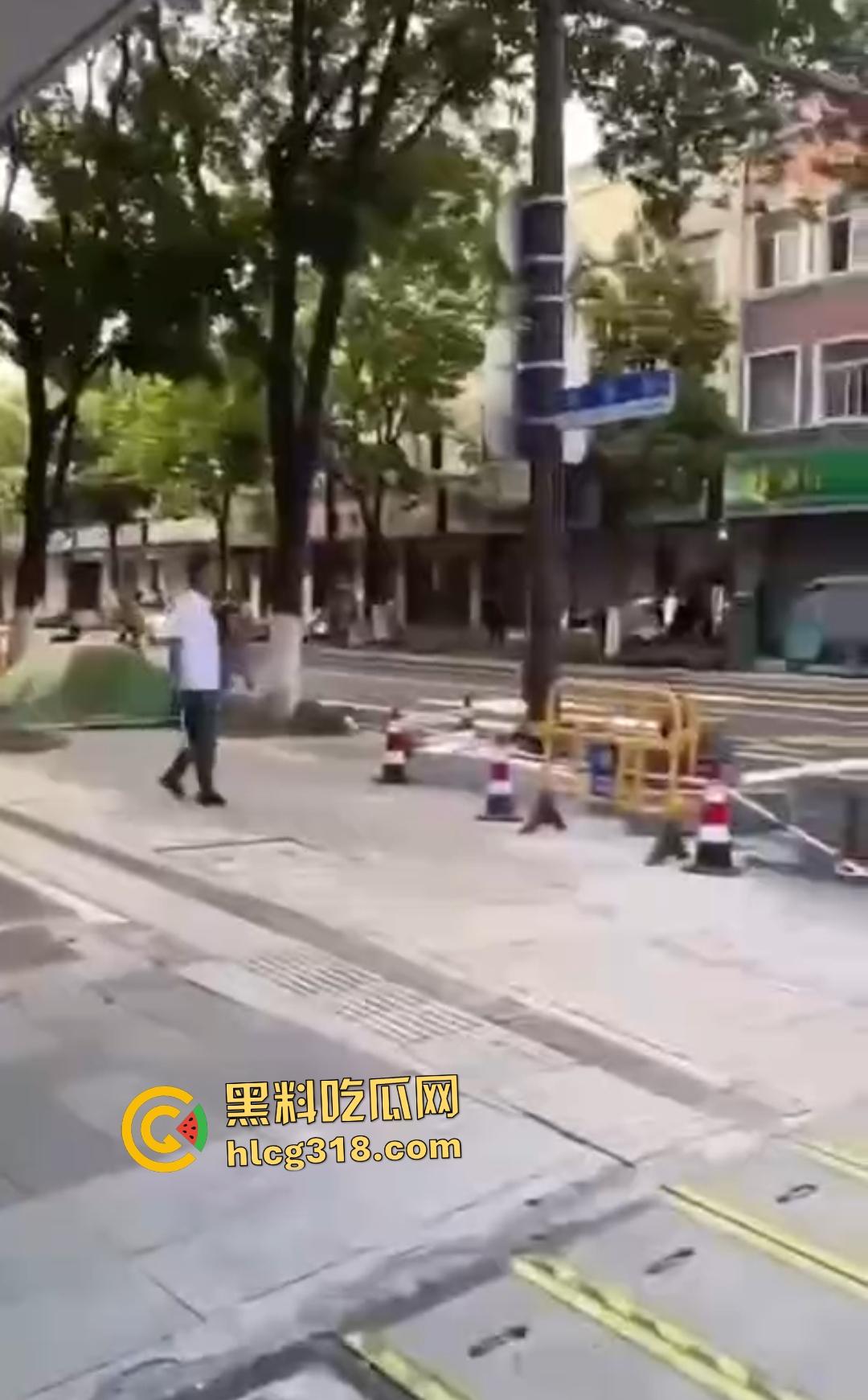 嘉兴斜西街安乐路口四人无故暴打路人！菜刀镰刀梯子狂殴，受害者倒地不起！  第7张