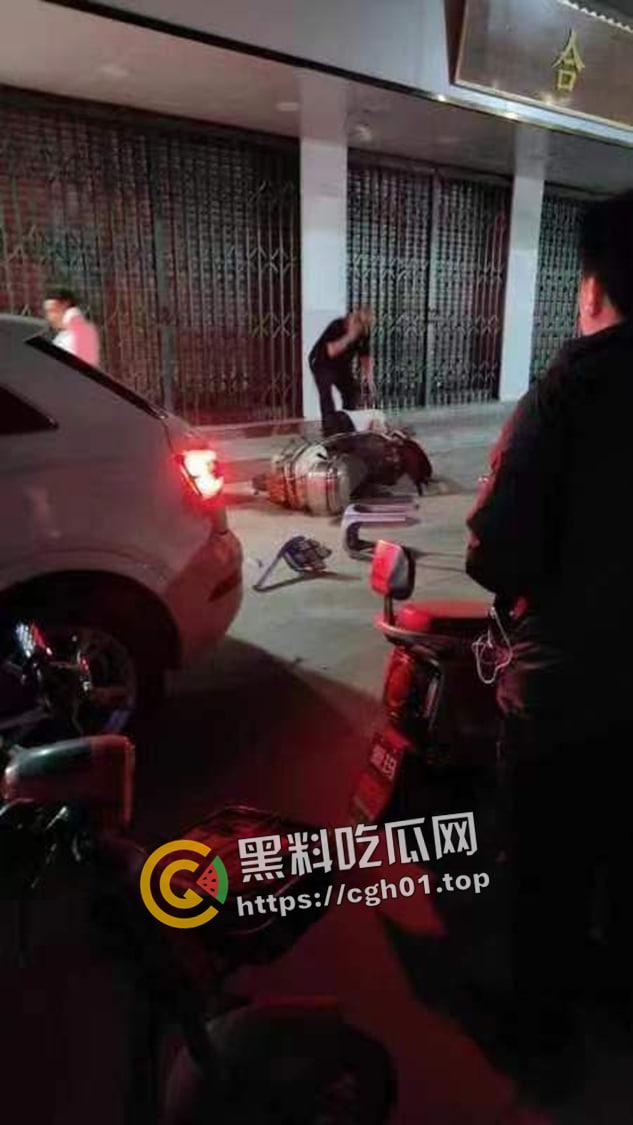 广东汕头野仔夜半吵架被围殴 头打裂开 鲜血跟自来水一样流 现场血腥画面流出  第1张