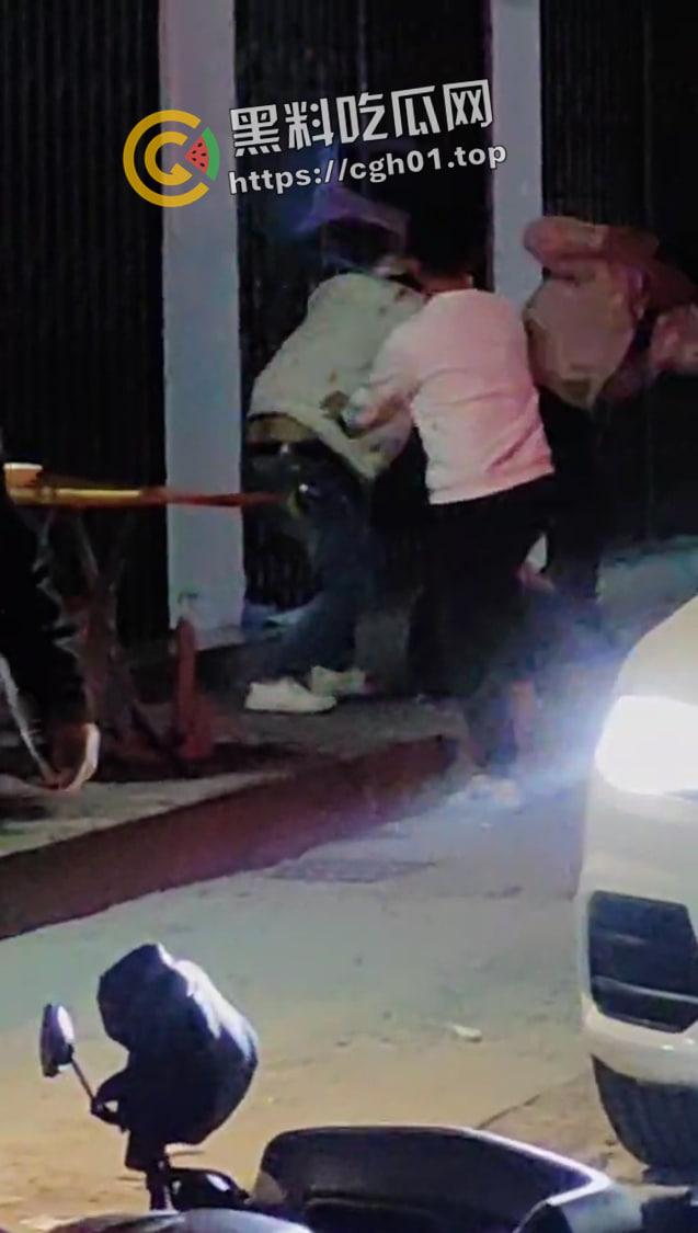 广东汕头野仔夜半吵架被围殴 头打裂开 鲜血跟自来水一样流 现场血腥画面流出  第2张