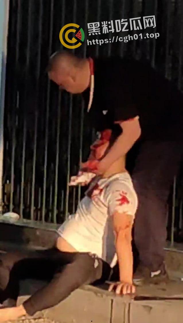 广东汕头野仔夜半吵架被围殴 头打裂开 鲜血跟自来水一样流 现场血腥画面流出  第3张