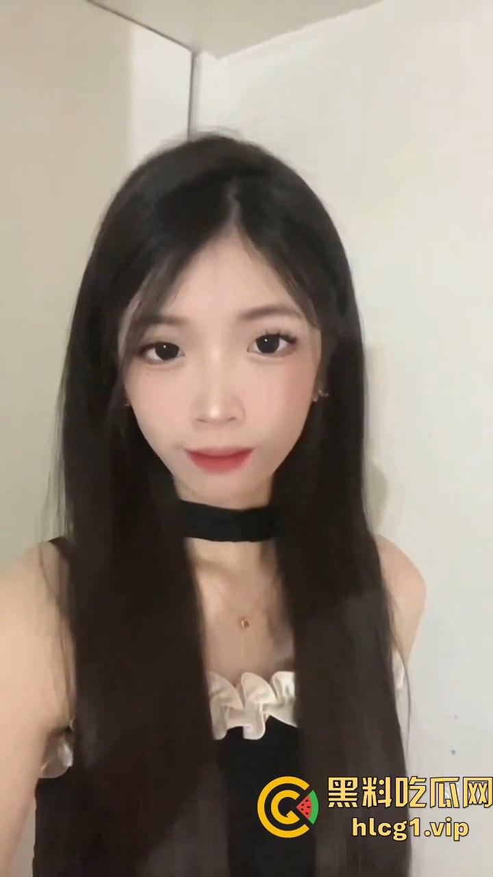 高颜值清纯小美女和男友不雅视频曝光，抖音惨遭被扒，人前清纯女神人后小骚母  第2张