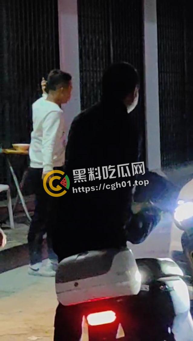 广东汕头野仔夜半吵架被围殴 头打裂开 鲜血跟自来水一样流 现场血腥画面流出  第4张