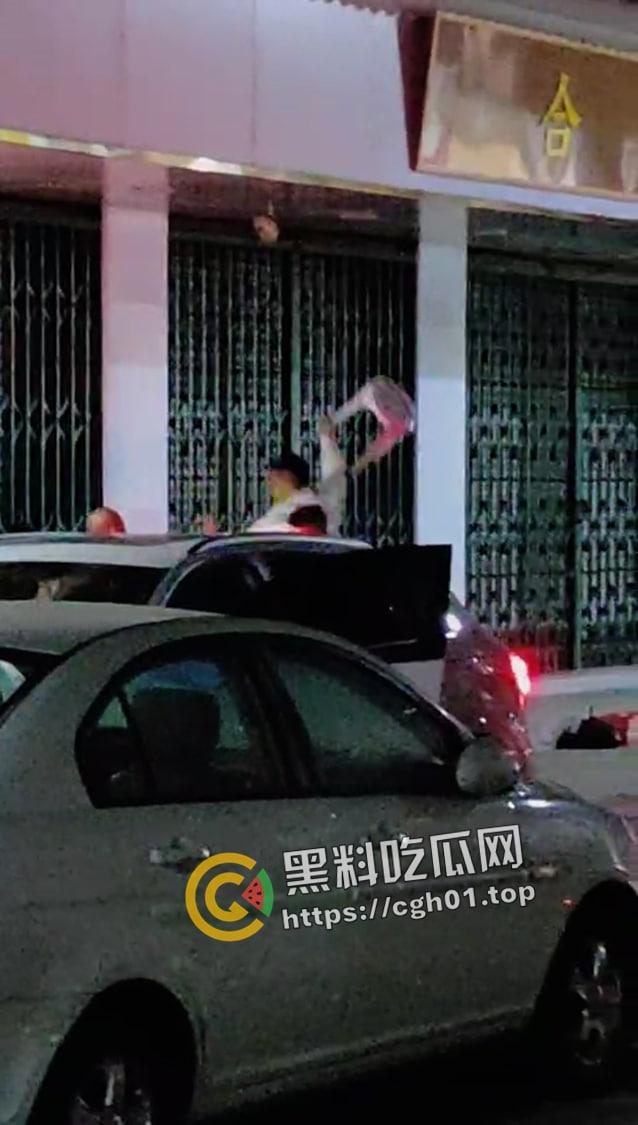 广东汕头野仔夜半吵架被围殴 头打裂开 鲜血跟自来水一样流 现场血腥画面流出  第5张