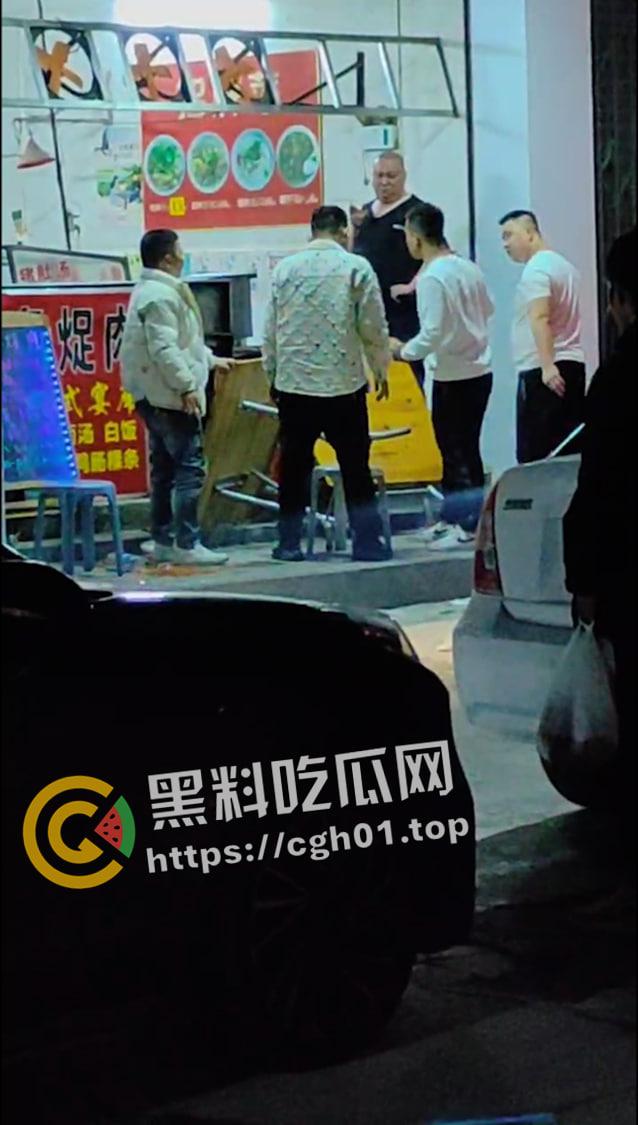 广东汕头野仔夜半吵架被围殴 头打裂开 鲜血跟自来水一样流 现场血腥画面流出  第6张