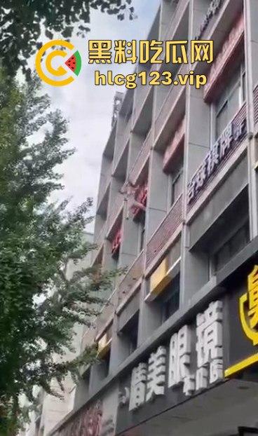 眉山光身跳楼事件！妹子从五楼光溜溜跳下，阿姨们吓得直喊，背后真相到底是什么？  第1张