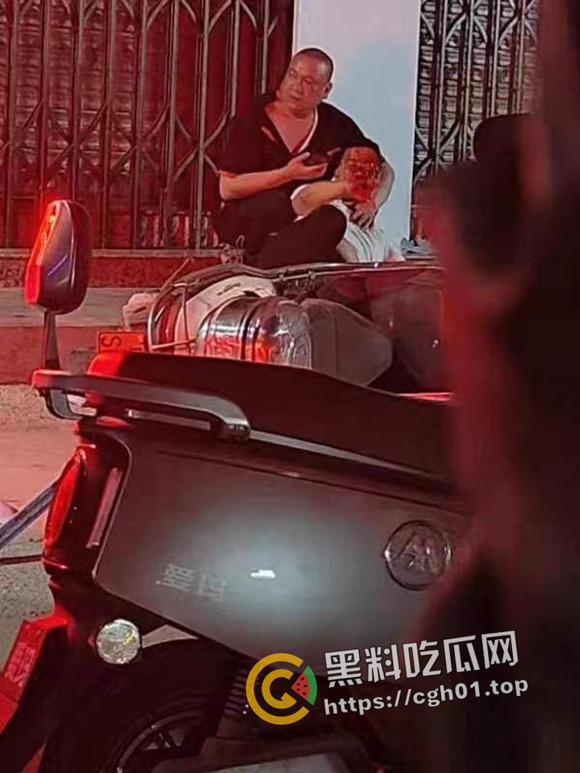广东汕头野仔夜半吵架被围殴 头打裂开 鲜血跟自来水一样流 现场血腥画面流出  第7张