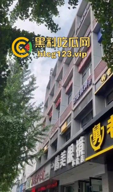 眉山光身跳楼事件！妹子从五楼光溜溜跳下，阿姨们吓得直喊，背后真相到底是什么？  第2张