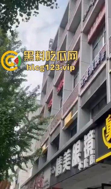 眉山光身跳楼事件！妹子从五楼光溜溜跳下，阿姨们吓得直喊，背后真相到底是什么？  第3张