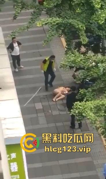 眉山光身跳楼事件！妹子从五楼光溜溜跳下，阿姨们吓得直喊，背后真相到底是什么？  第4张