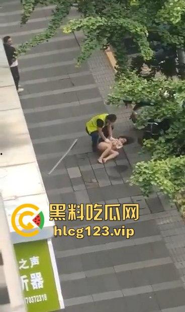 眉山光身跳楼事件！妹子从五楼光溜溜跳下，阿姨们吓得直喊，背后真相到底是什么？  第5张