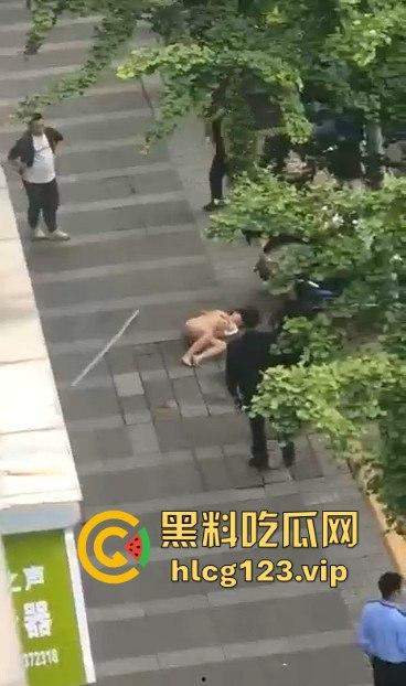 眉山光身跳楼事件！妹子从五楼光溜溜跳下，阿姨们吓得直喊，背后真相到底是什么？  第7张