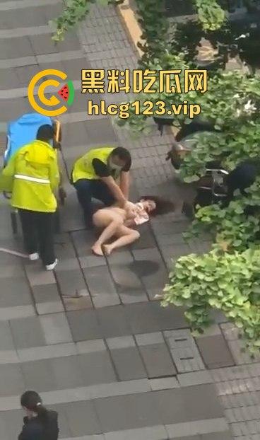 眉山光身跳楼事件！妹子从五楼光溜溜跳下，阿姨们吓得直喊，背后真相到底是什么？  第8张