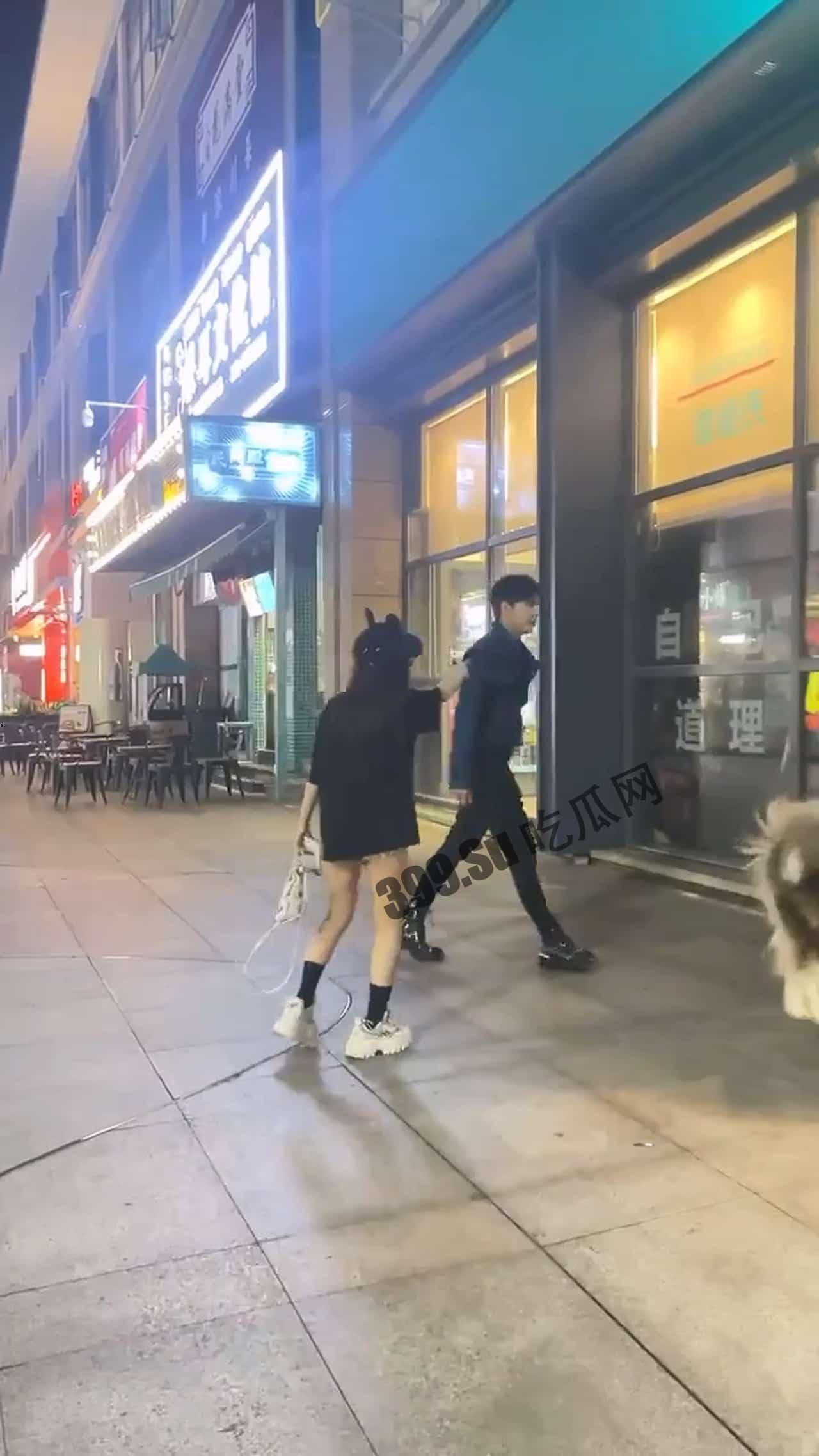 4月27日广东阳江的网红，江女生带他来江门，俩人不是男女朋友，男的睡完她又睡她朋友，女的气不过要来揭穿男子  第2张