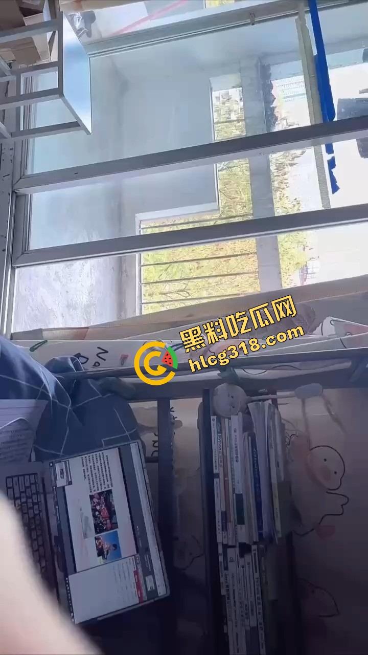 夏天太热怕逼中暑?骚货们风油精灌逼新招,一灌下去冰火两重天,逼口清凉冒烟,谁试谁知道什么叫透心凉! 第4张 夏天太热怕逼中暑?骚货们风油精灌逼新招,一灌下去冰火两重天,逼口清凉冒烟,谁试谁知道什么叫透心凉! 第4张