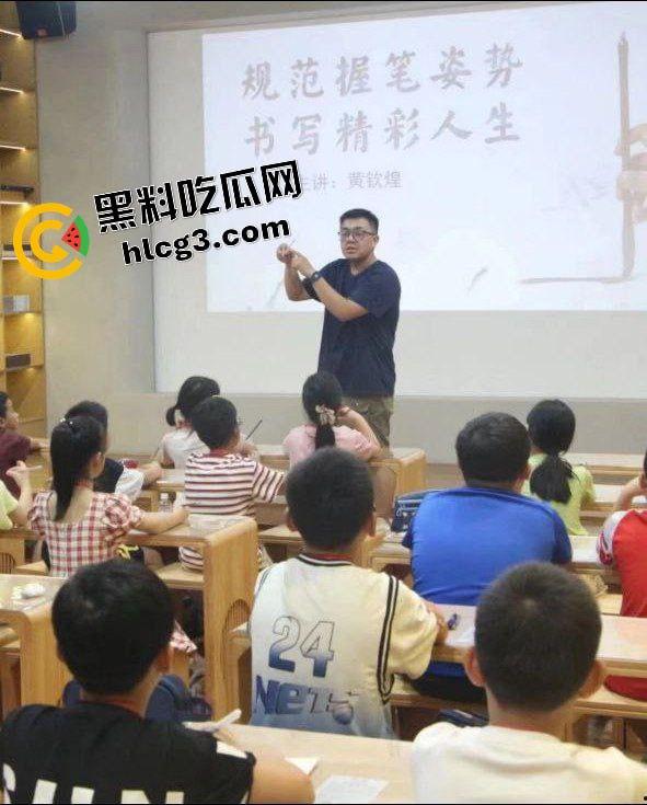 活久见！重庆书法老师『黄钦煌』爱上年轻大奶幼师 回家闹离婚 跳楼威胁妻子未果 坠楼死亡！  第3张