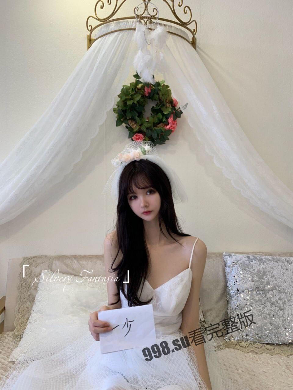 一少举牌系列 最新作品 超高颜值小姐姐身穿婚纱 举牌自慰  第1张