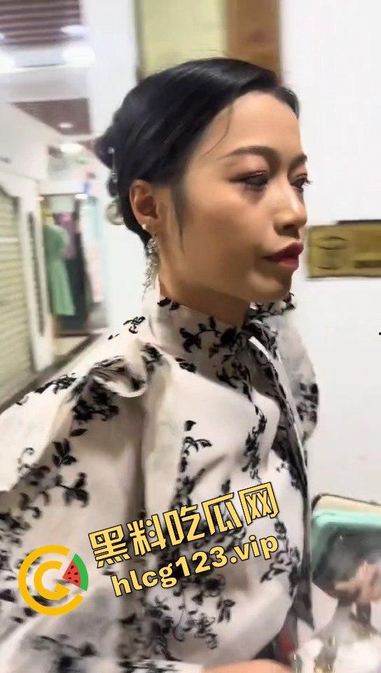 瓜友抓小三现场，广西婊子知三当三！贱人终究逃不过，捉奸现场太文明了？  第1张