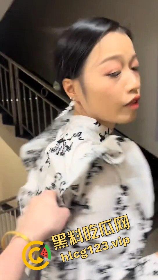 瓜友抓小三现场，广西婊子知三当三！贱人终究逃不过，捉奸现场太文明了？  第2张