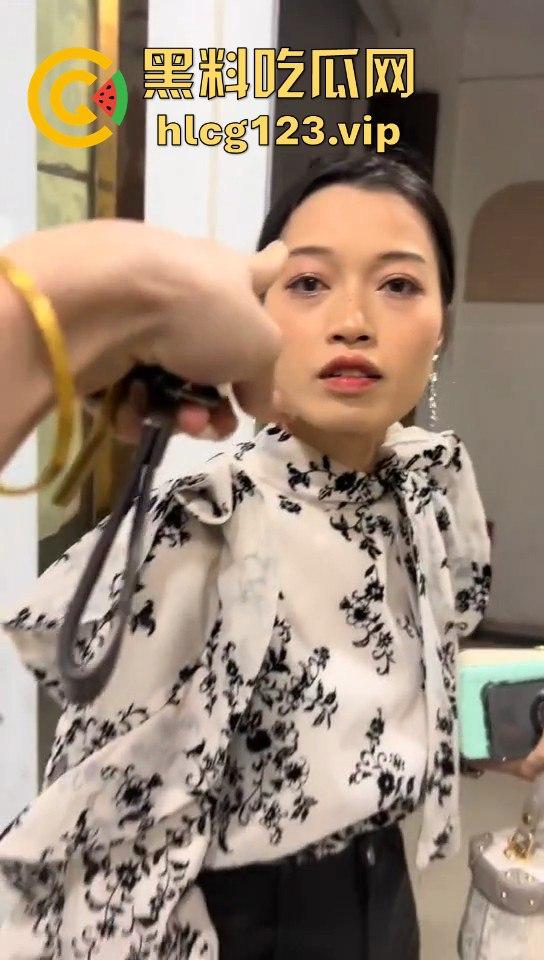 瓜友抓小三现场，广西婊子知三当三！贱人终究逃不过，捉奸现场太文明了？  第4张