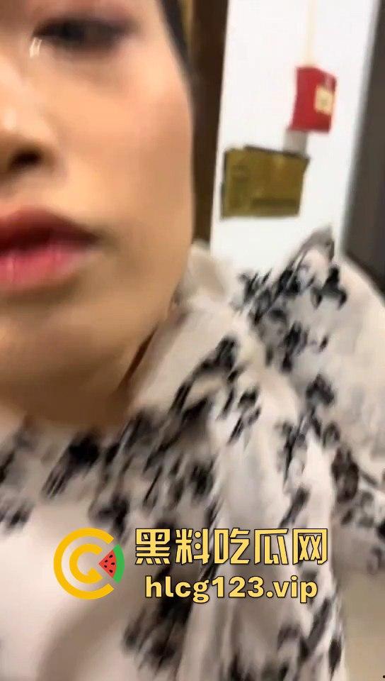 瓜友抓小三现场，广西婊子知三当三！贱人终究逃不过，捉奸现场太文明了？  第6张