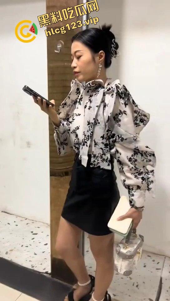 瓜友抓小三现场，广西婊子知三当三！贱人终究逃不过，捉奸现场太文明了？  第9张