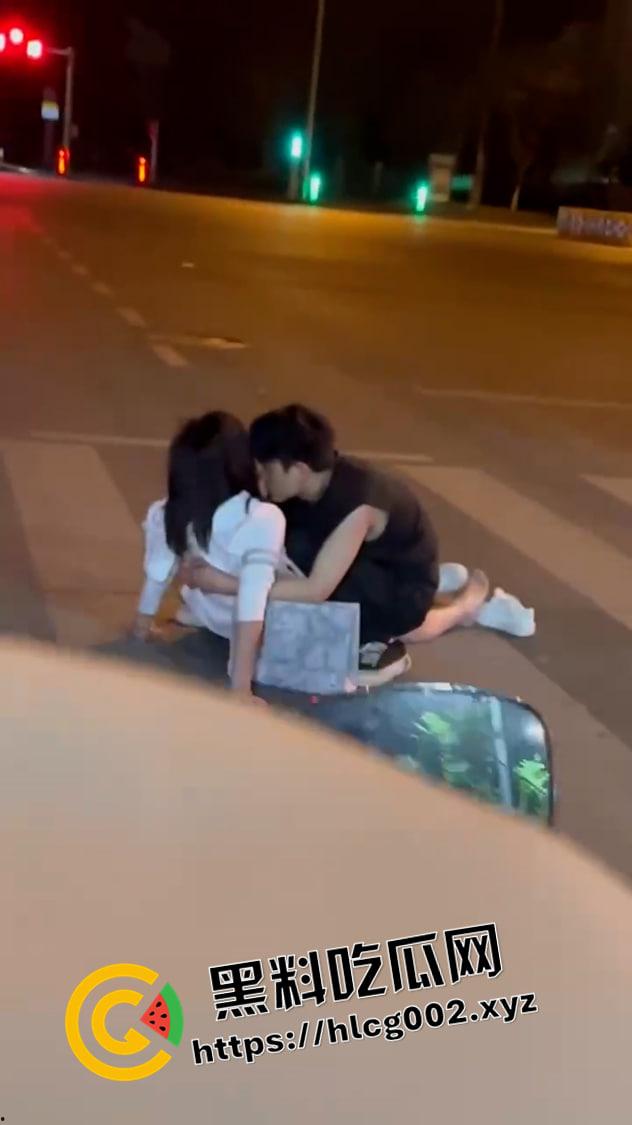 世界奇奇怪怪 斑马线上做爱 小情侣半夜斑马线上就开始搞起来 这也是一种野战吗  第1张