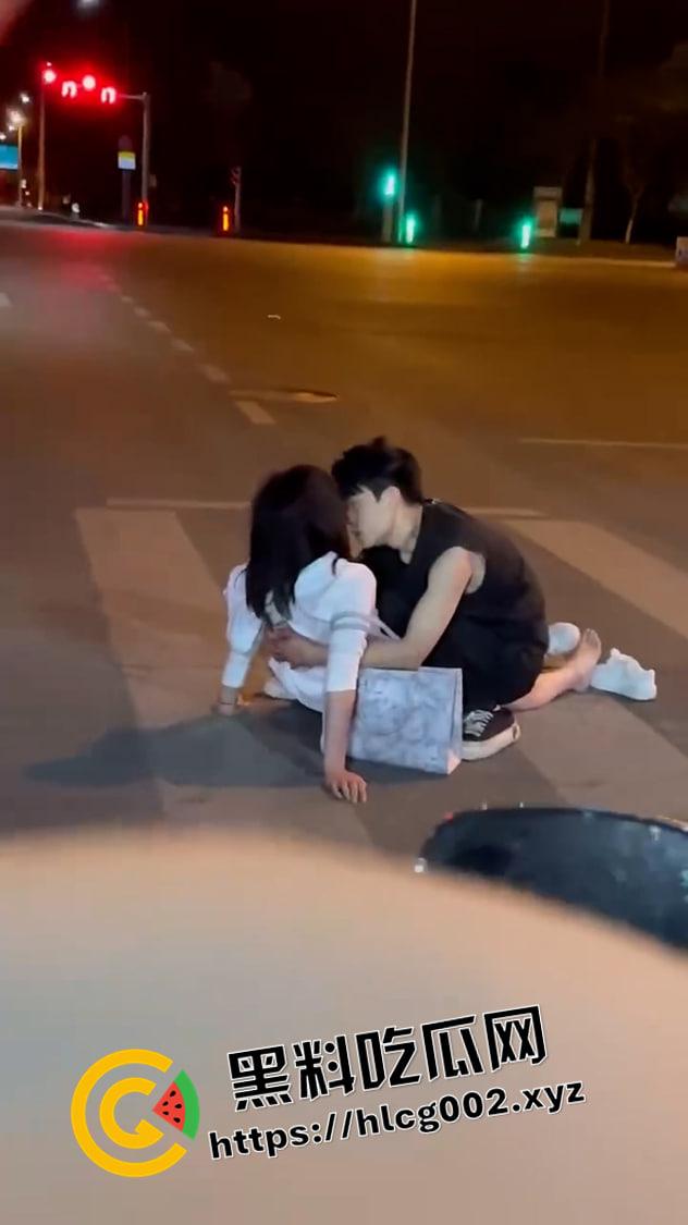 世界奇奇怪怪 斑马线上做爱 小情侣半夜斑马线上就开始搞起来 这也是一种野战吗  第2张