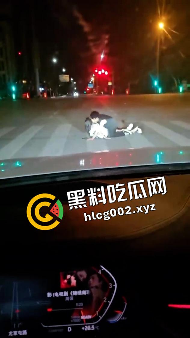 世界奇奇怪怪 斑马线上做爱 小情侣半夜斑马线上就开始搞起来 这也是一种野战吗  第3张