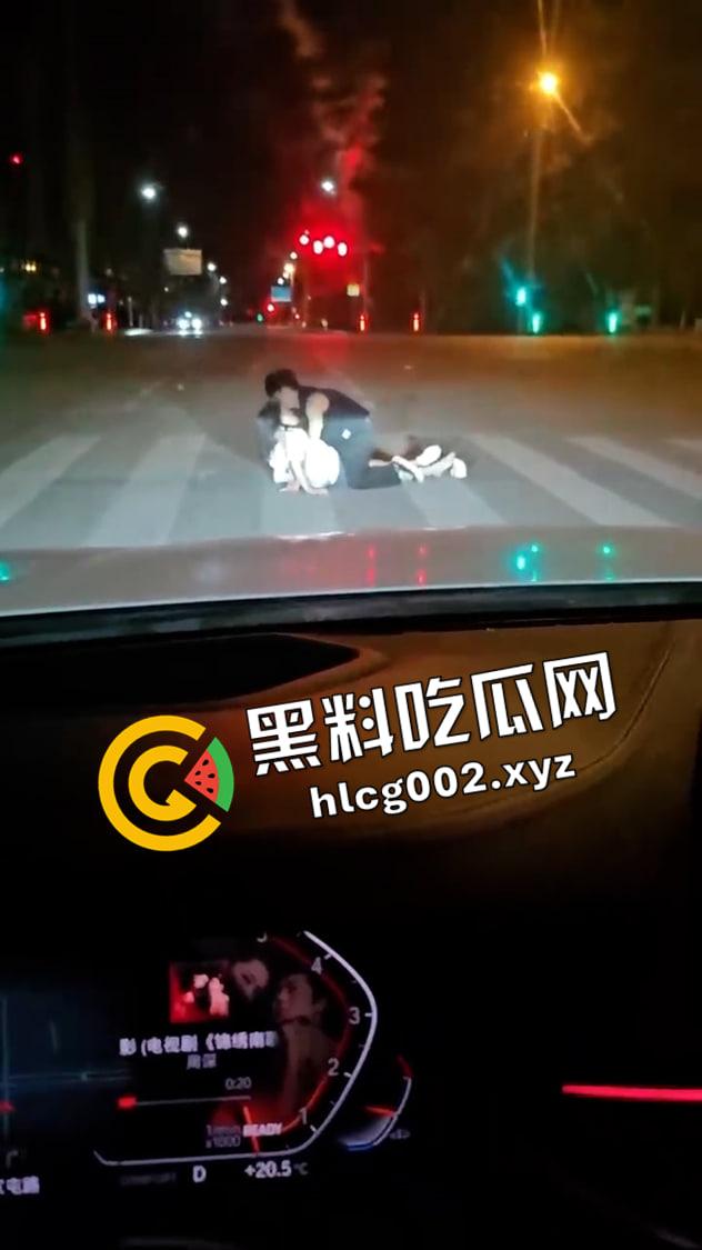 世界奇奇怪怪 斑马线上做爱 小情侣半夜斑马线上就开始搞起来 这也是一种野战吗  第4张