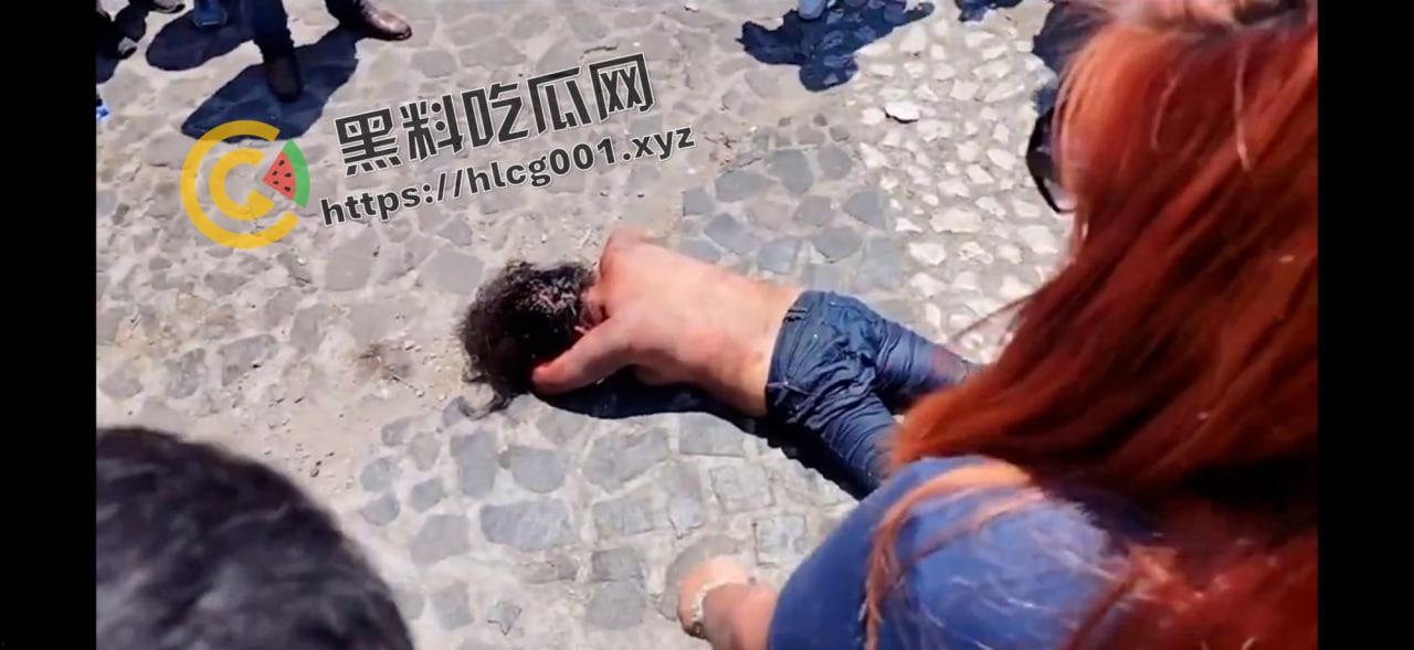外网大瓜！墨西哥夫妇绑架邻居8岁女孩要钱还撕票 被抓住后当街暴打私刑至死  奶子都打烂了 活该被打死 现场直达 第2张