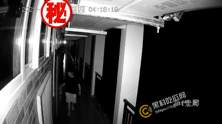 住宿一定要关紧门窗，变态翻墙爬楼嵌入宿舍摸女学生，真正的变态从来不抱怨大环境！  第1张