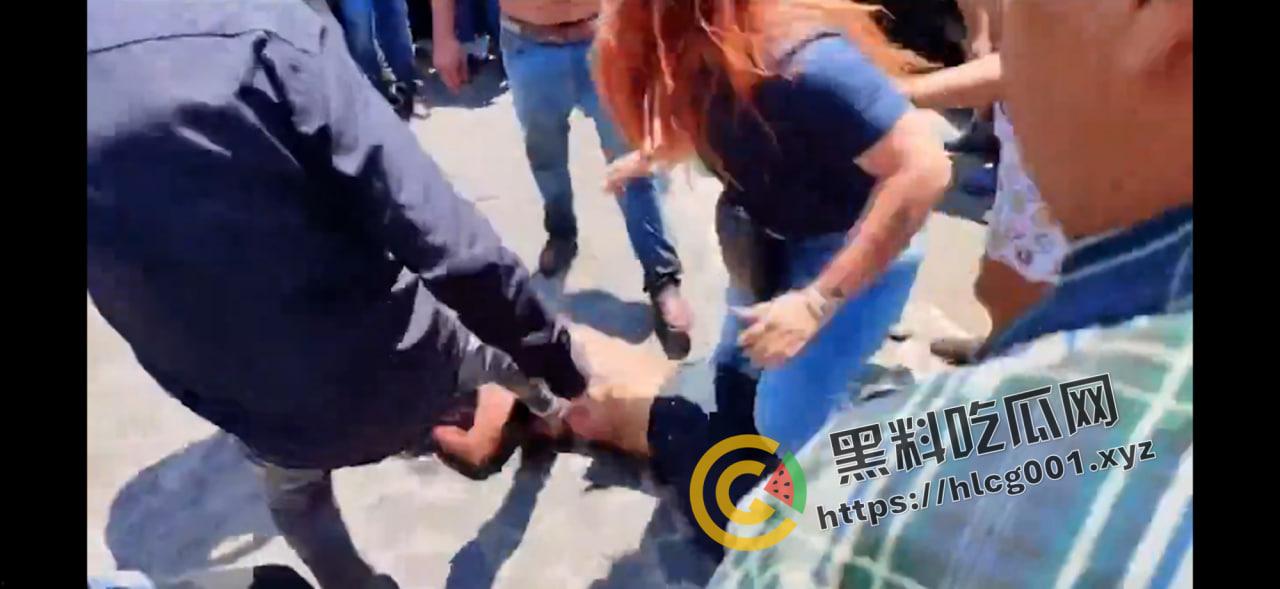 外网大瓜！墨西哥夫妇绑架邻居8岁女孩要钱还撕票 被抓住后当街暴打私刑至死  奶子都打烂了 活该被打死 现场直达 第5张