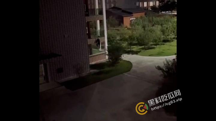 住宿一定要关紧门窗，变态翻墙爬楼嵌入宿舍摸女学生，真正的变态从来不抱怨大环境！  第2张