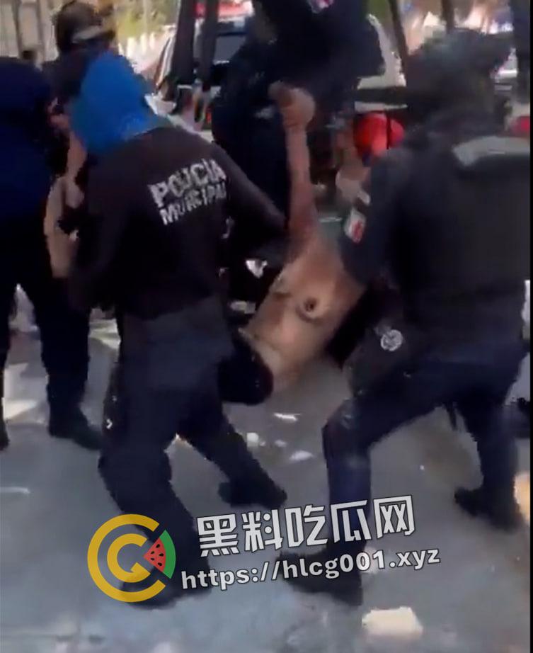 外网大瓜！墨西哥夫妇绑架邻居8岁女孩要钱还撕票 被抓住后当街暴打私刑至死  奶子都打烂了 活该被打死 现场直达 第7张