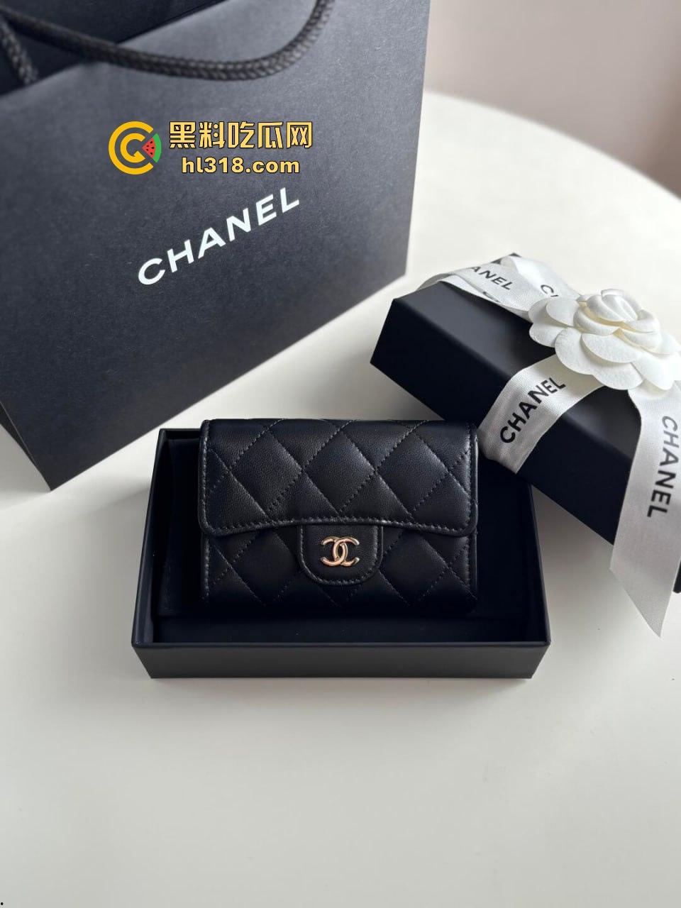 有钱人的玩物，轻轻松松一个小包拿下极品小妹，无套内射绝美小穴，又是羡慕有钱人的一天！  第1张