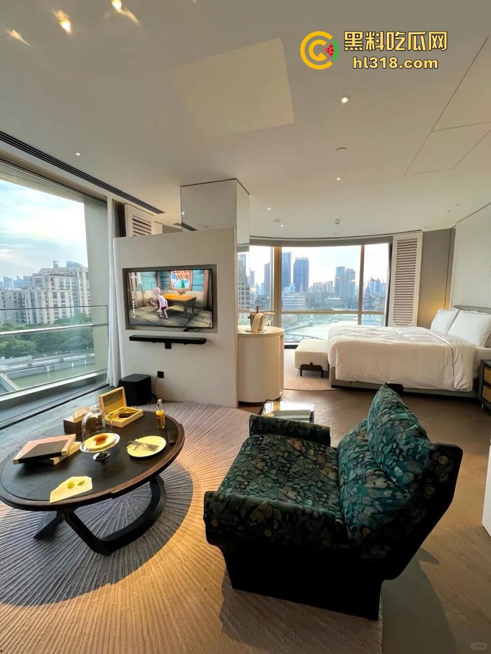 有钱人的玩物，轻轻松松一个小包拿下极品小妹，无套内射绝美小穴，又是羡慕有钱人的一天！  第2张