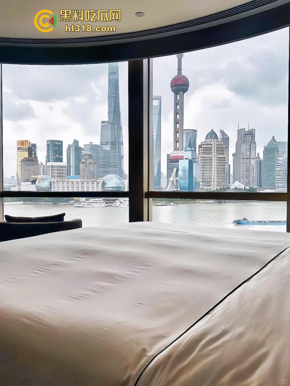 有钱人的玩物，轻轻松松一个小包拿下极品小妹，无套内射绝美小穴，又是羡慕有钱人的一天！  第3张