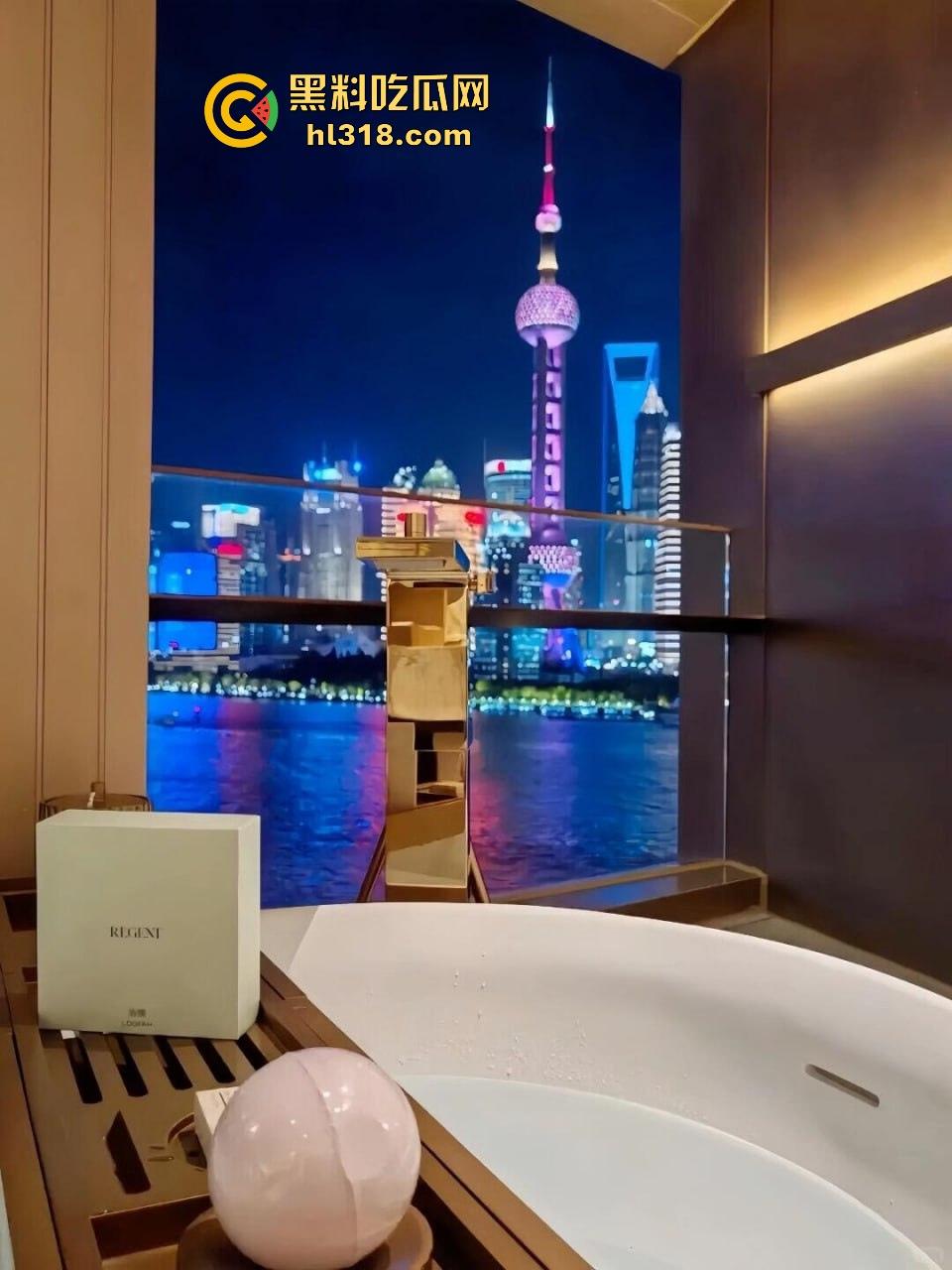 有钱人的玩物，轻轻松松一个小包拿下极品小妹，无套内射绝美小穴，又是羡慕有钱人的一天！  第4张