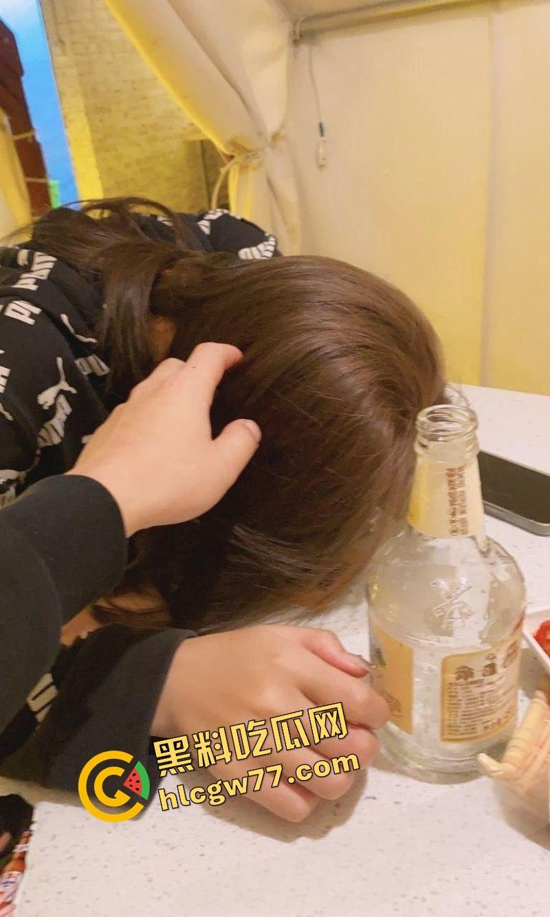 猥琐老板设计迷奸美女职员 灌酒下药趁机侵犯 各种姿势无套爆操 事后赔钱了事 聊天记录曝光！  第11张